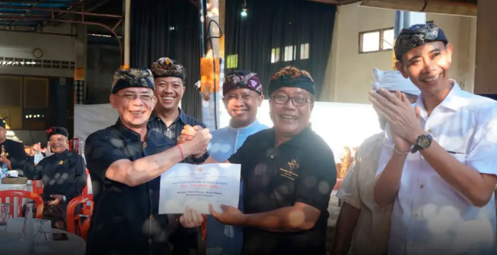 Bupati Klungkung, I Made Satria, didampingi Wakil Bupati Tjokorda Gde Surya Putra, turun langsung melayat sekaligus menyerahkan Bantuan Pitra Yadnya (Ngaben Massal) Berbasis Desa Adat