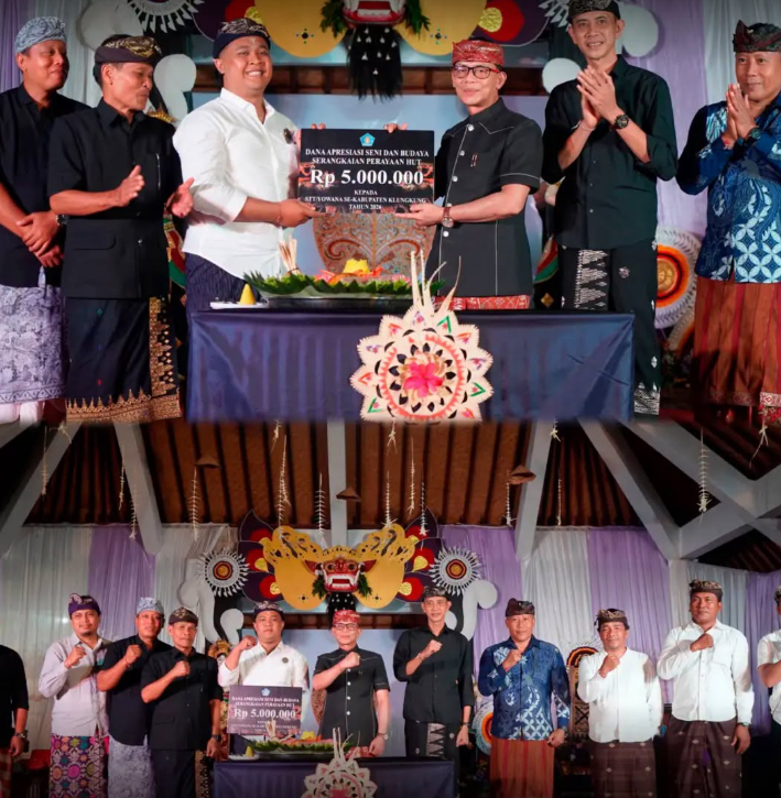 Bupati Klungkung, I Made Satria, bersama Wakil Bupati Tjokorda Gde Surya Putra, menghadiri puncak perayaan HUT Sekaa Teruna (ST) Putra Agung ke-43 di Banjar Pegatepan, Desa Gelgel