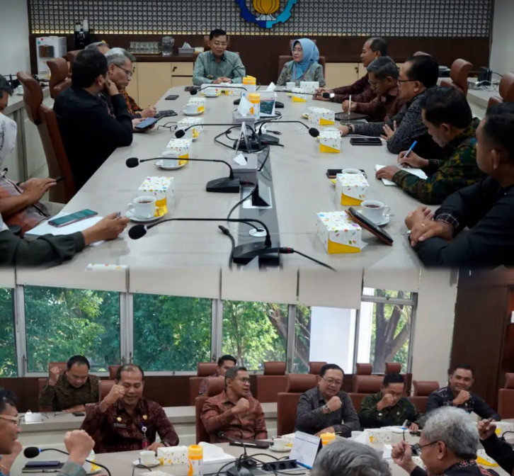 Bupati Klungkung, I Made Satria, melakukan kunjungan kerja ke Gedung Rektorat Institut Teknologi Sepuluh Nopember (ITS) Surabaya