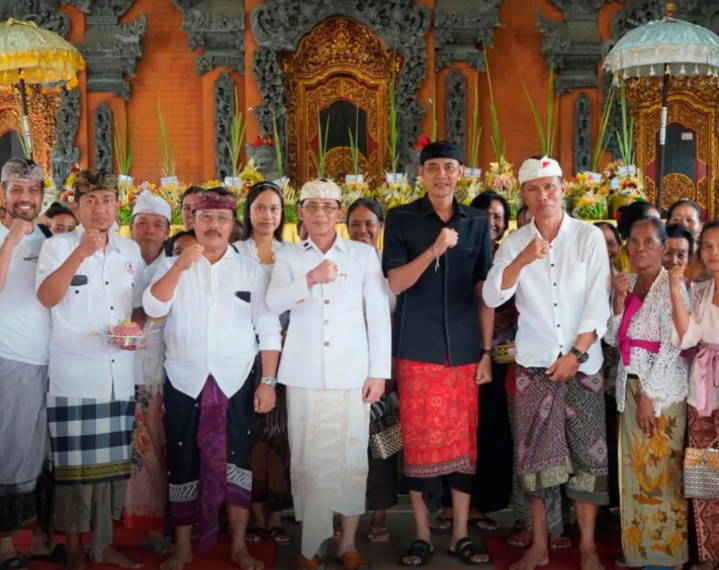 Bupati Klungkung, I Made Satria, bersama Wakil Bupati Klungkung, Tjokorda Gde Surya Putra, menghadiri upacara Nuntun Masal Ngelinggihang Dewa Hyang di Balai Desa Adat Aan