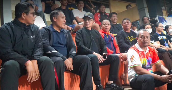 Turnamen Bola Voli Lucky Boys Cup I Tahun 2026 yang berlangsung sepanjang bulan Juli di GOR Abdi Winangun Dusun Gembalan Desa Selat resmi ditutup oleh Bupati Klungkung