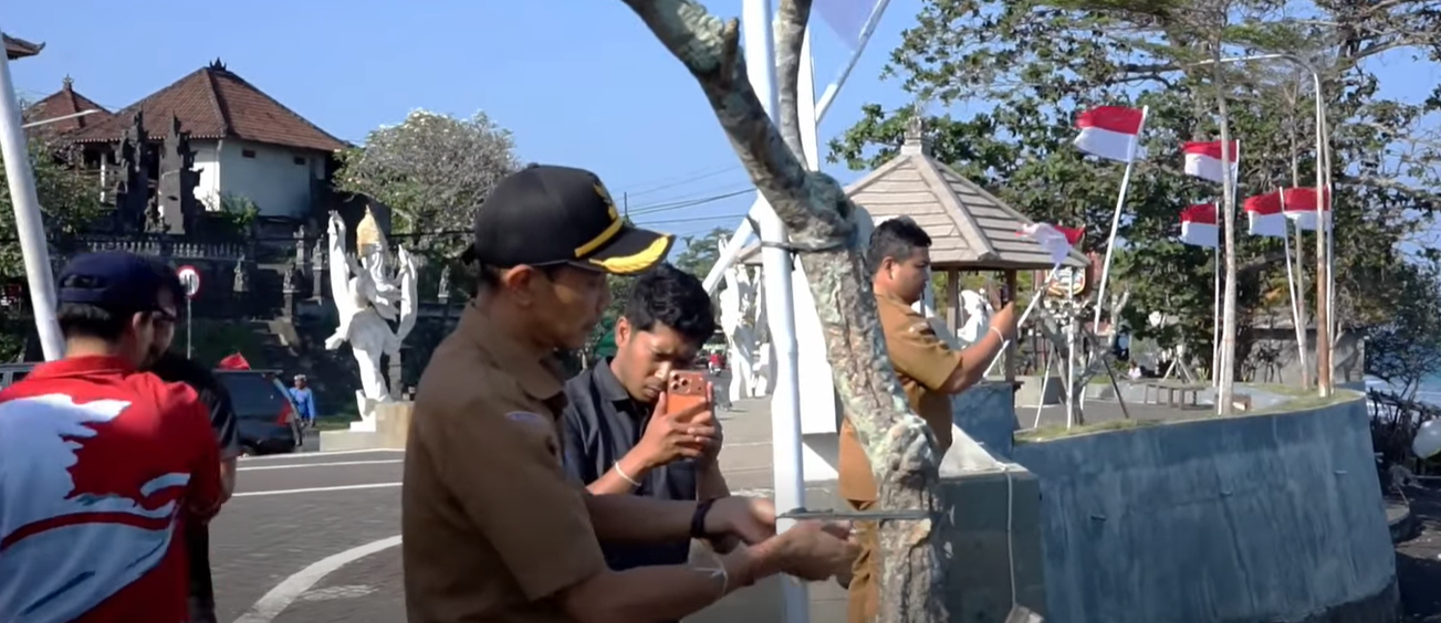 Menyambut HUT ke-81 Kemerdekaan RI, Bupati Klungkung I Made Satria bersama Wabup Tjokorda Gde Surya Putra dan Sekda AA Gede Lesmana memimpin gerakan pemasangan Bendera Merah Putih di area publik