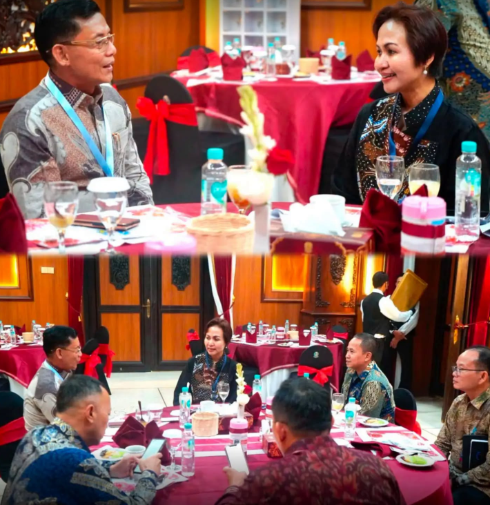 Bupati Klungkung, I Made Satria, menemui Deputi Bidang Koordinasi dan Supervisi KPK RI, Dr. Ely Kusumastuti, di Gedung Negara Grahadi, Surabaya