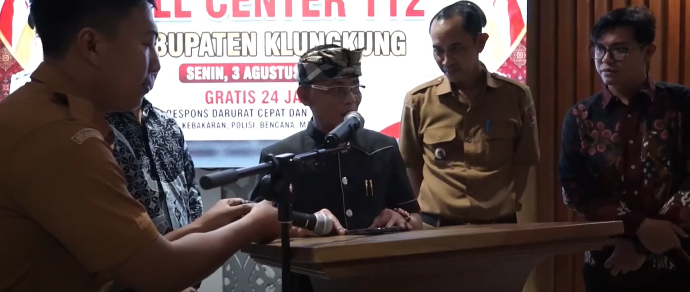 Bupati Klungkung I Made Satria bersama Wakil Bupati Tjokorda Gde Surya Putra resmi meluncurkan Call Center Bebas Pulsa 112 di Kantor Inspektorat Klungkung