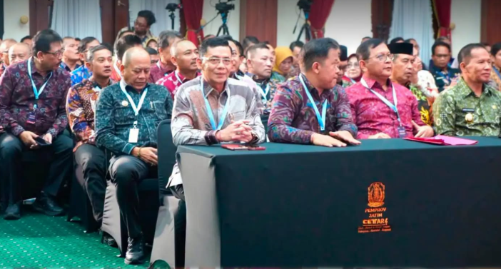 Bupati Klungkung, I Made Satria, menghadiri Rapat Koordinasi (Rakor) Penguatan Integritas dan Pencegahan Korupsi dalam Penyelenggaraan Pemerintahan Daerah di Gedung Negara Grahadi, Surabaya