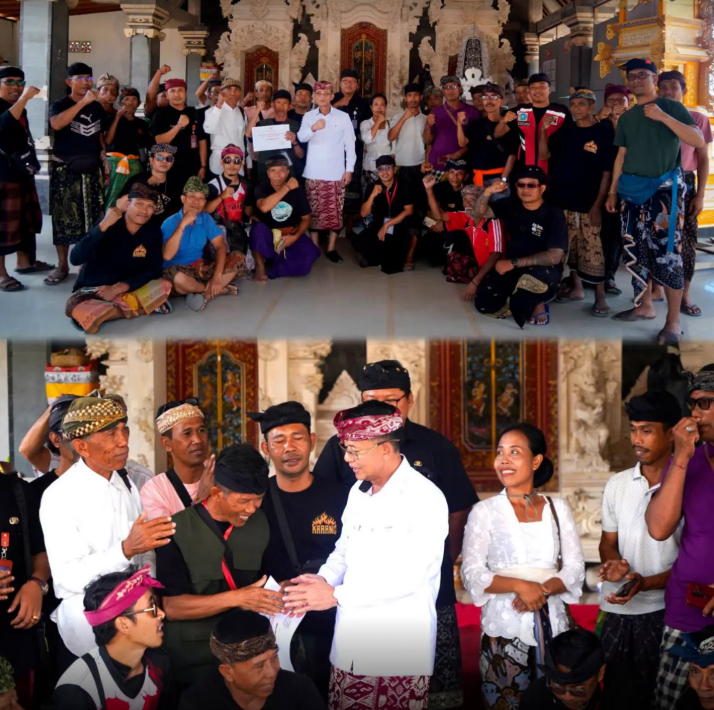 Bupati Klungkung I Made Satria bersama Wakil Bupati Tjokorda Gde Surya Putra menyerahkan secara simbolis bantuan upakara Pitra Yadnya (Ngaben Massal) di lima Desa Adat dari tiga kecamatan