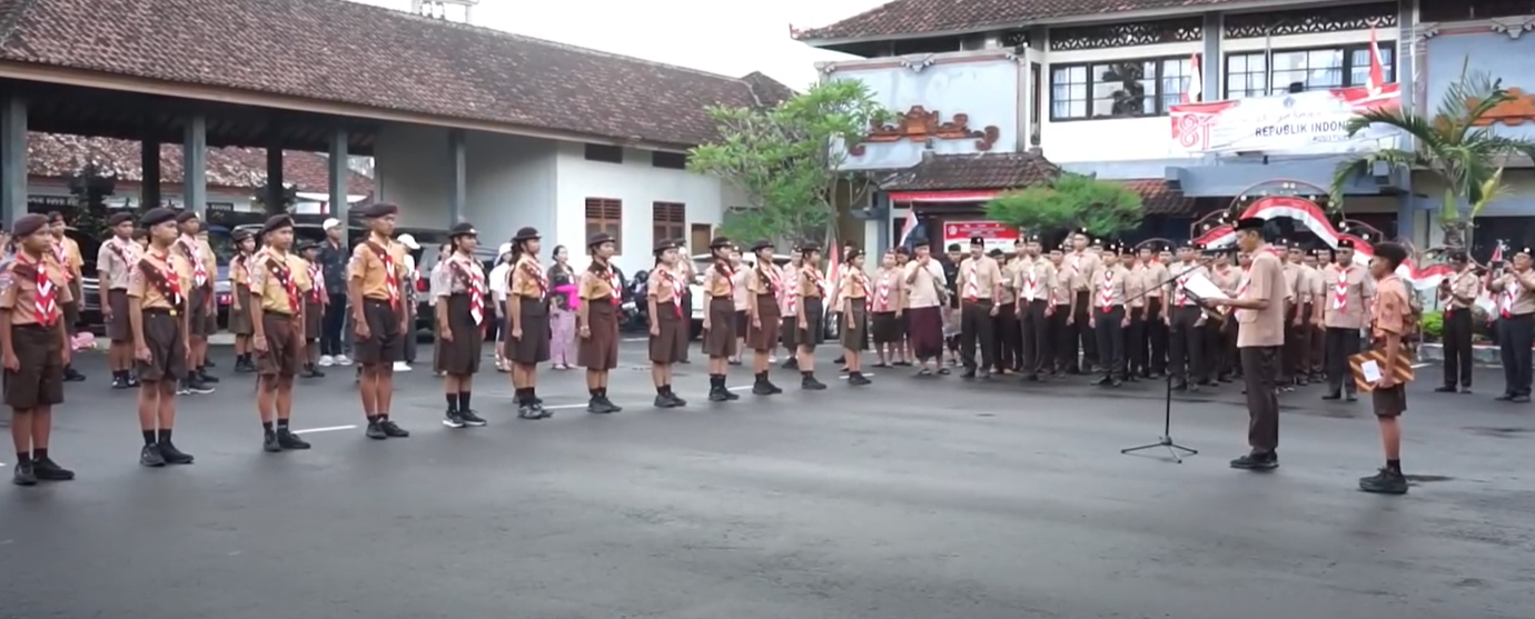 Wakil Bupati Klungkung sekaligus Ketua Kwartir Cabang (Kwarcab) Klungkung, resmi mengukuhkan anggota Pramuka Penggalang Garuda sekaligus melepas Kontingen Klungkung menuju Jambore Nasional (Jamnas) XII Tahun 2026 di halaman belakang Kantor