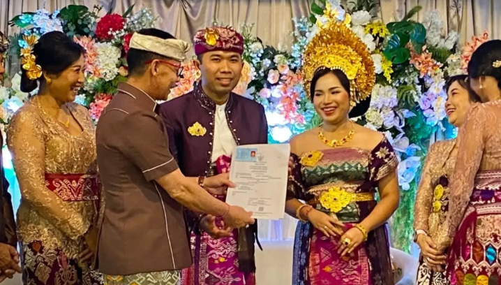 Bupati Klungkung, I Made Satria, didampingi Ny. Eva Satria, Wakil Bupati Klungkung, Tjokorda Gde Surya Putra, didampingi Ny. Kusuma Surya Putra menghadiri undangan resepsi pernikahan pasangan I Gusti Bagus Agung Bayu Pramana Yudha, S.Kom dan dr. I Gusti Ayu Agung Tyara Dewi Savitri, S.Ked,