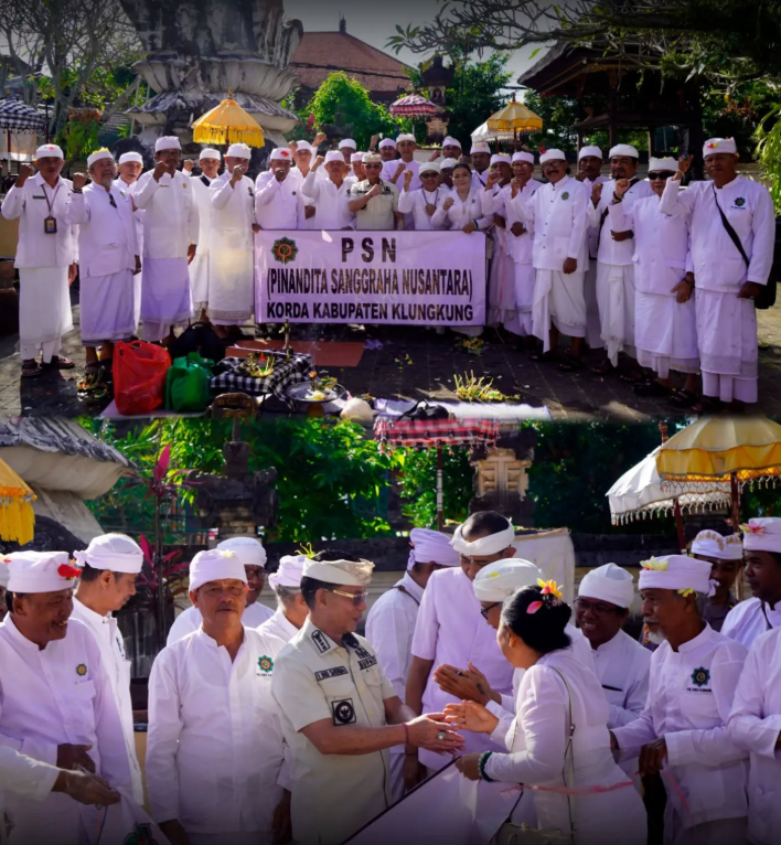 Bupati Klungkung, I Made Satria bersama Wakil Bupati Klungkung, Tjokorda Gde Surya Putra memimpin langsung persembahyangan bersama di Pura Jagatnata