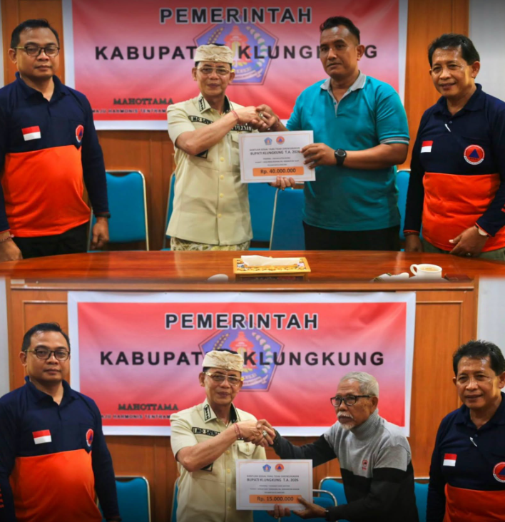 Bupati Klungkung, I Made Satria, mendampingi Kalak BPBD Kabupaten Klungkung, I Putu Widiada, menyerahkan langsung Bantuan Sosial Tidak Direncanakan Tahun Anggaran 2026 kepada warga terdampak