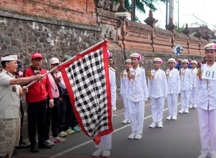 Bupati Klungkung, I Made Satria, bersama Ny. Eva Satria melepas sekaligus menyaksikan Lomba Gerak Jalan Indah Putri tingkat SMP dan SMA/SMK se-Kabupaten Klungkung dalam rangka menyambut HUT Kemerdekaan RI ke-81.