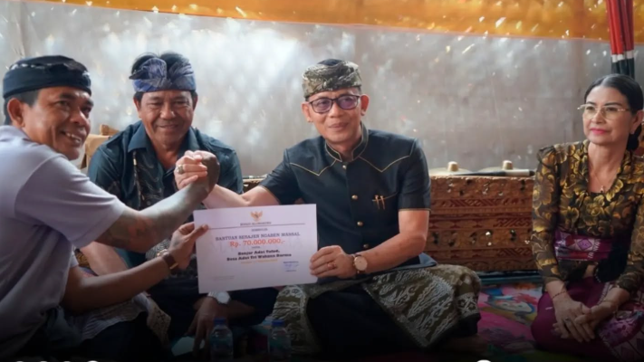 Bupati Klungkung I Made Satria menyerahkan bantuan stimulan Upacara Pitra Yadnya (Ngaben Massal) berbasis desa adat di Nusa Penida
