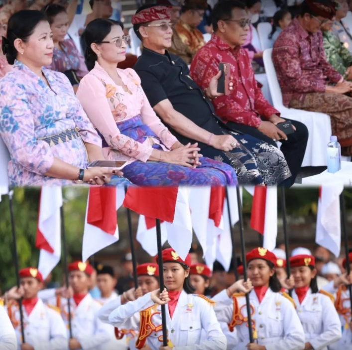 Ribuan pasang mata menyaksikan aksi memukau pelajar SMP dan SMA se-Kecamatan Klungkung Daratan dalam Parade Budaya Karnaval menyambut HUT ke-81 Kemerdekaan RI