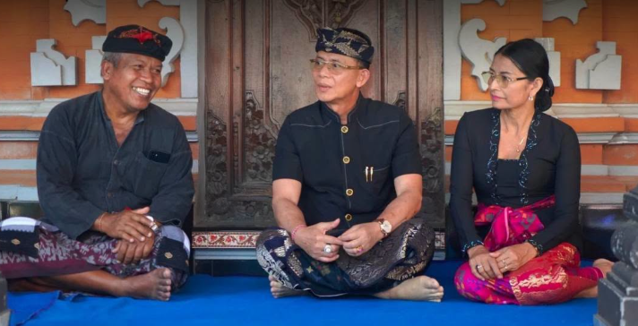 I Made Satria bersama Ny. Eva Satria menghadiri Upacara Atiwa-Tiwa Puri Satria Taman Bali Oka Pemecutan di Banjar Adat Gunung Rata, Desa Getakan