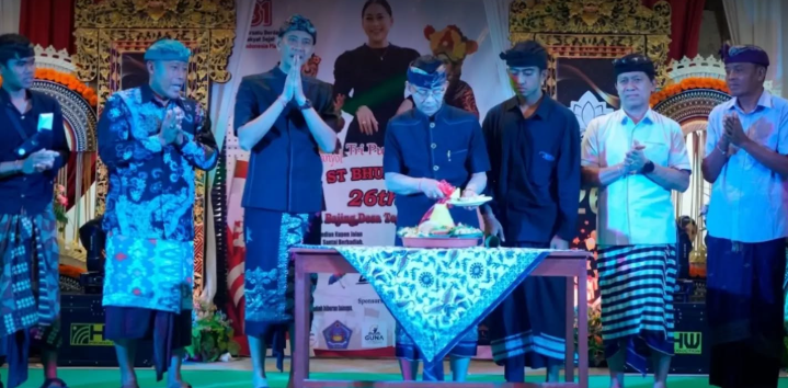 Bupati Klungkung I Made Satria didampingi Wakil Bupati Tjokorda Gde Surya Putra menghadiri Puncak HUT Sekaa Teruna Bhuana Harum ke-26 di Banjar Bajing, Desa Tegak, serta HUT Sekaa Teruna Putra Mas ke-40 di Desa Kamasan