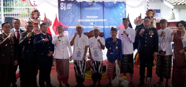 Bupati Klungkung I Made Satria secara simbolis menyerahkan Remisi Umum kepada 88 warga binaan, dengan dua orang di antaranya dinyatakan langsung bebas