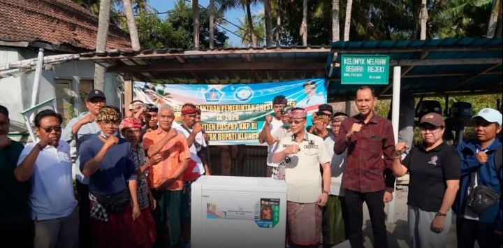Bupati Klungkung I Made Satria bersama Wakil Bupati Klungkung, Tjokorda Gde Surya Putra menyerahkan bantuan chest freezer kepada KUB Segara Rejeki di Dusun Telaga