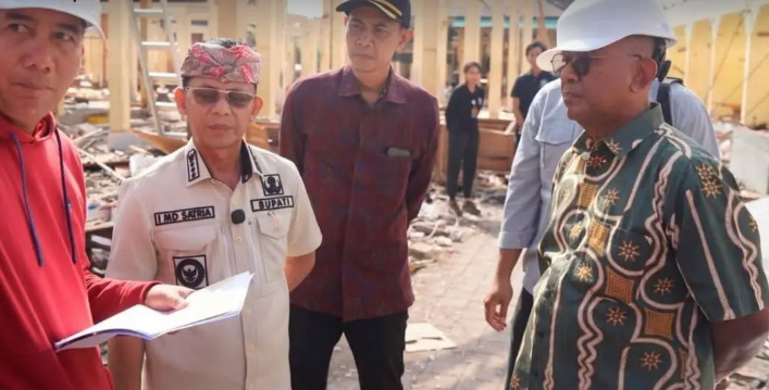 Bupati Klungkung I Made Satria di dampingi Wakil Bupati Klungkung, Tjokorda Gde Surya Putra meninjau proses relokasi pedagang dan kesiapan Tempat Penampungan Sementara (TPS) Pasar Mentigi, Nusa Penida
