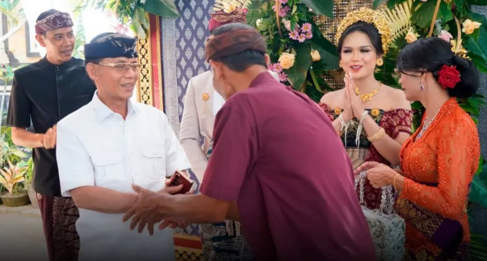 Bupati Klungkung, I Made Satria bersama Ny. Eva Satria dan Wakil Bupati Klungkung, Tjokorda Gde Surya Putra menghadiri undangan Pernikahan