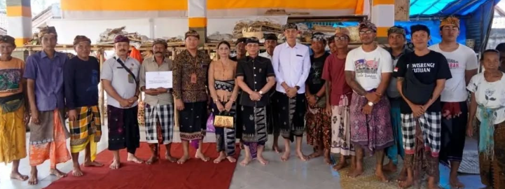 Bupati Klungkung, I Made Satria, didampingi Ny. Eva Satria bersama Wakil Bupati Tjokorda Gde Surya Putra menghadiri uleman Pura Dadia Ibu Tutuan