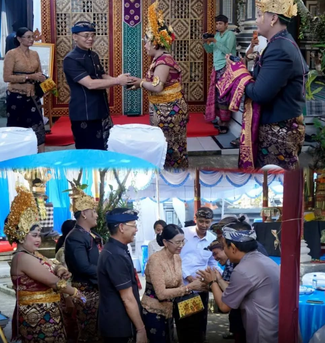 Bupati Klungkung I Made Satria, di dampingi Ny. Eva Satria dan Wakil Bupati Tjokorda Gde Surya Putra, menghadiri resepsi pernikahan warga di beberapa wilayah Klungkung
