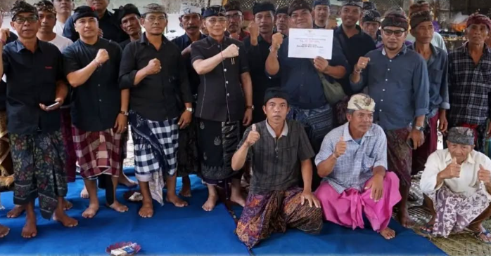 Bupati Klungkung, I Made Satria, bersama Camat Nusa Penida menyerahkan bantuan stimulan Pitra Yadnya (Ngaben Massal) di dua desa adat
