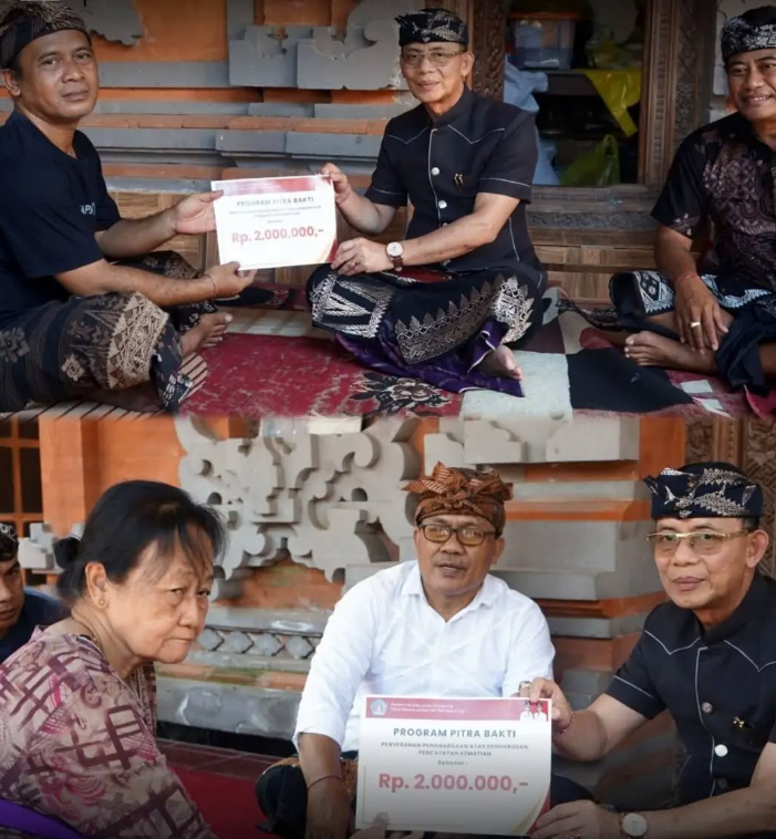 Bupati Klungkung I Made Satria melayat sekaligus menyerahkan Akta Kematian “Pitra Bakti” kepada keluarga almarhum
