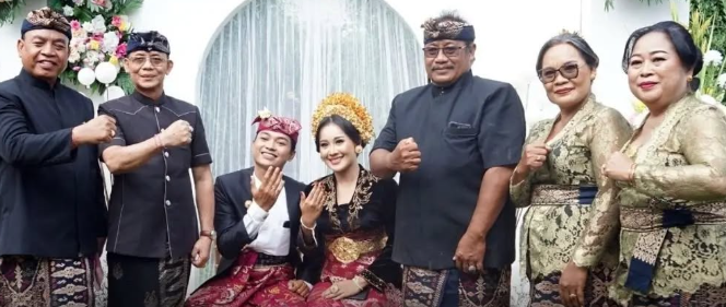 Bupati Klungkung, I Made Satria bersama menghadiri undangan Pernikahan pasangan Gita Mahendra dan Made Nopiani dusun beneng