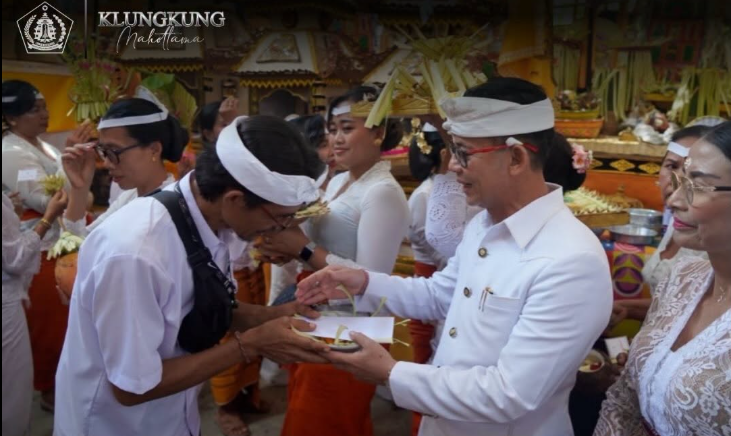 Bupati Klungkung mengajak masyarakat Nusa Penida terus merawat semangat Gotong Royong