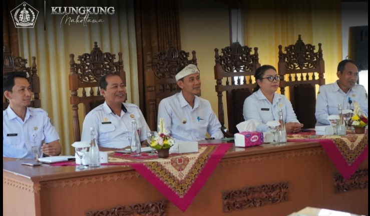 Wakil Bupati Klungkung, Tjokorda Gde Surya, memimpin Monitoring dan Evaluasi (Monev) Penyelenggaraan Pemerintahan di Kantor Camat Banjarangkan