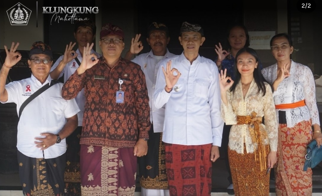 Wakil Bupati Klungkung serahkan bantuan ke penderita HIV