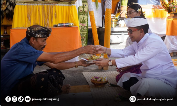 Bupati Klungkung, I Made Satria bersama Ny. Eva Satria muspayang sembah bakti serangkaian Pujawali di Pura Melanting