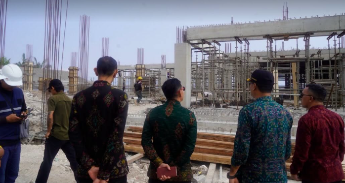 Di sela-sela peresmian Pos Retribusi Daya Tarik Wisata (DTW) Pantai Kelingking, Bupati Klungkung I Made Satria bersama Wakil Bupati Tjokorda Gde Surya Putra meninjau langsung progres pembangunan Pasar Mentigi, Nusa Penida, Kabupaten Klungkung.