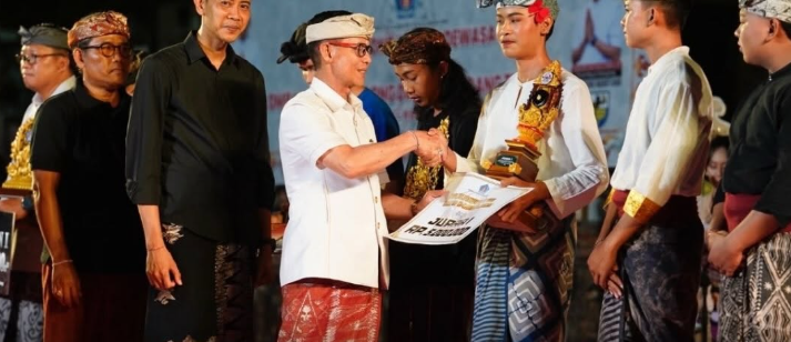Bupati Klungkung, I Made Satria, didampingi Wakil Bupati Tjokorda Gde Surya Putra, resmi menutup festival seni dan budaya AKSIKU 2026 (Atraksi Melestarikan Seni dan Kebudayaan Daerah Kabupaten Klungkung) di Alun-Alun Ida Dewa Agung Jambe.