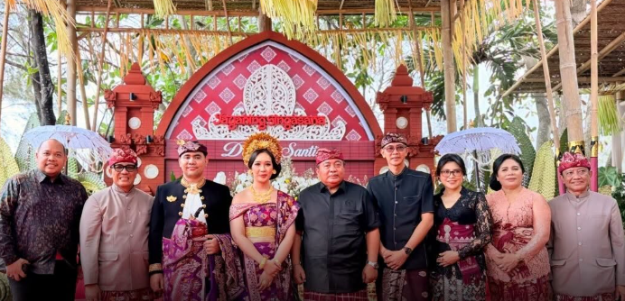 Bupati Klungkung I Made Satria di dampingi ibu dan Wakil Bupati Tjokorda Gde Surya Putra beserta ibu menghadiri upacara pawiwahan Putra dari Bupati Tabanan Dr I Dw Md Agus Paramarta Putra dan Dr Kd Santi Diahswari Widyadari De jukung Resto dan Bar Tanah Lot.