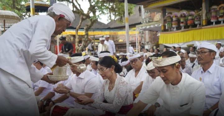 Bupati Klungkung I Made Satria didampingi Ny. Eva Satria menghadiri persembahyangan Uleman Karya Pangusaban Purnamaning Sasih Kelima Caka 1948 di Khayangan Jagat Pura Watu Klotok, Desa Tojan