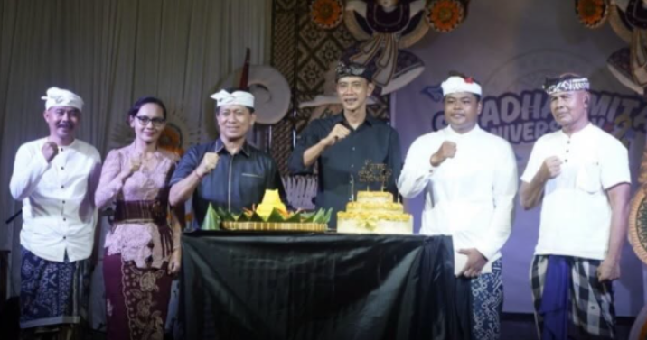Wakil Bupati Klungkung, Tjokorda Gde Surya Putra (Wabup Tjok Surya), memberikan apresiasi tinggi atas semangat generasi muda dalam melestarikan seni, adat, dan budaya Bali pada perayaan HUT ke-42 Sekaa Teruna (ST) Swadarmita, Banjar Patus, Desa Gunaksa, Dawan.