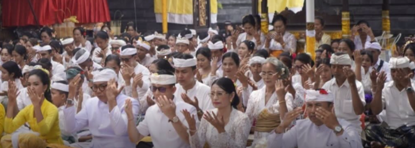 Bupati Klungkung I Made Satria didampingi Ny. Eva Satria menghadiri puncak Karya Ngusaba Segara lan Ngusaba Nini di Pura Segara Desa Adat Kusamba, Kecamatan Dawan.