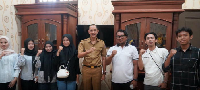 Wakil Bupati Klungkung, Tjokorda Gde Surya Putra, menerima audiensi pengurus Karang Taruna Bahari Desa Kusamba di ruang kerjanya.