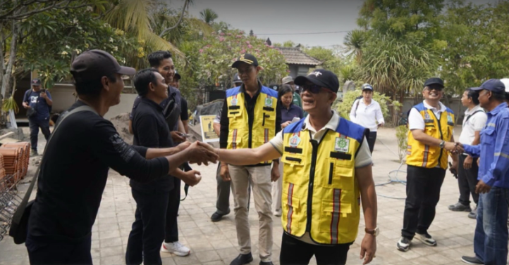 Bupati Klungkung I Made Satria bersama Wakil Bupati Tjokorda Gde Surya Putra meninjau langsung pelaksanaan sejumlah proyek fisik strategis di Kecamatan Nusa Penida