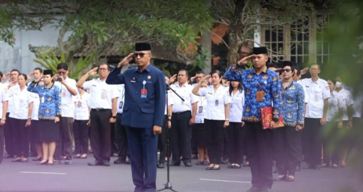 Pemerintah Kabupaten Klungkung menggelar upacara Peringatan Hari Sumpah Pemuda ke-98 di Halaman Kantor Bupati Klungkung