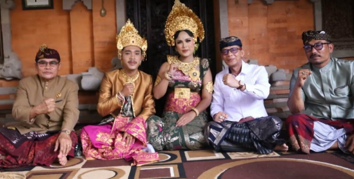 Bupati Klungkung, I Made Satria menghadiri undangan pernikahan sekaligus menyerahkan Akta Perkawinan “Kawismara” kepada pasangan pengantin I Made Prama Putra dengan Ni Wayan Umbara Dewi di Jalan Cempaka Gang I Nomor IA, Semarapura Klod.